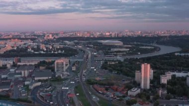 Pembe günbatımında Moskova, nehir üzerinden uçar. Yaz akşamları Moskova 'nın panoramik manzarası