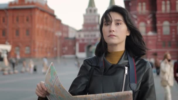 Wanita asia muda dengan peta di tangan, turis di pusat Moskow — Stok Video