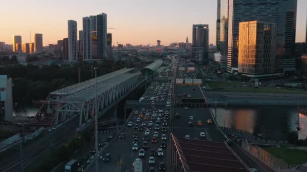 Carretera cerca de Moscú Centro de negocios, el tráfico en la noche tiro con dron — Vídeos de Stock