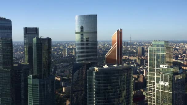 Mosca centro business zoom out drone shot, luce del giorno con cielo luminoso e sole — Video Stock