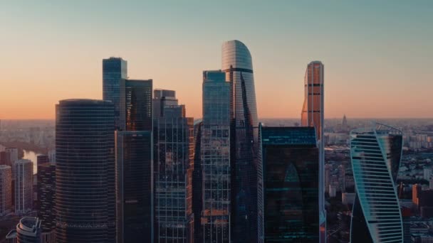 Moskou stad business center glazen gebouwen panoramisch schot, zonsondergang horizon — Stockvideo