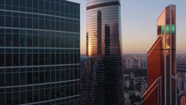 Moskva stad Businesscenter glasbyggnader zooma ut, stadsbild horisont med nedgående sol — Stockvideo
