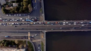 İnsansız hava aracı köprünün üzerinden uçuyor. Araçlar nehrin üzerinde çok şeritli yolda.
