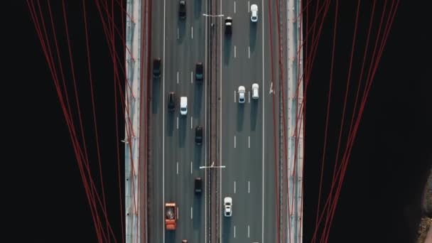 无人驾驶飞机在大桥上飞驰，许多汽车在多车道公路上行驶 — 图库视频影像