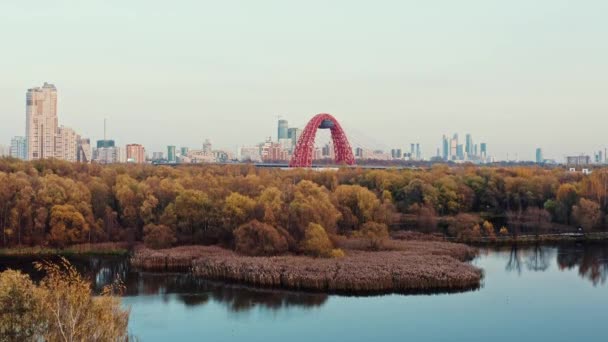 Tilt up shot of red bridge with city scape in Moscow suburban área — Vídeos de Stock