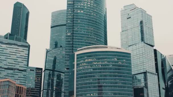 Handgemachte Aufnahmen von Geschäftshäusern unter grauem wolkenverhangenem Himmel — Stockvideo