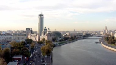 İnsansız hava aracı büyük bir şehrin üzerinde nehir ve konut binaları ile vuruldu.