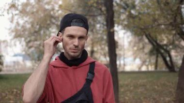 Şehir parkında kulaklık takan adam koşuya hazır olsun.
