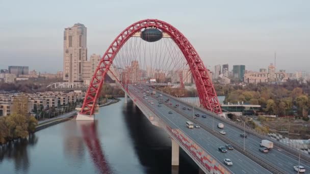 Luchtfoto van rode brug met stadsgezicht achtergrond in moskoe voorstedelijk gebied — Stockvideo