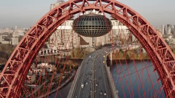 Drone vista aérea de en una carretera de varios carriles bajo puente en la zona suburbana — Vídeos de Stock