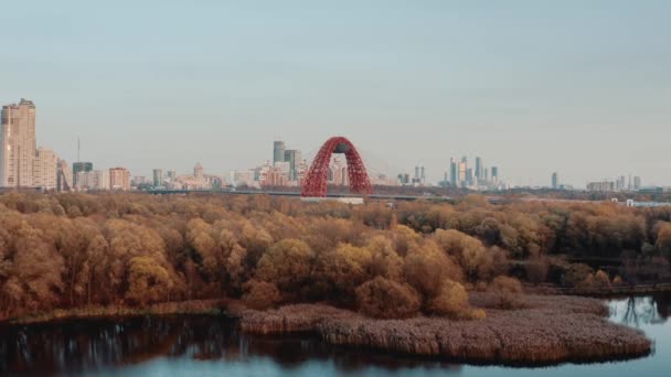 Red bridge in the suburban area zoom out, Zhivopisny bridge in autumn day — Vídeos de Stock