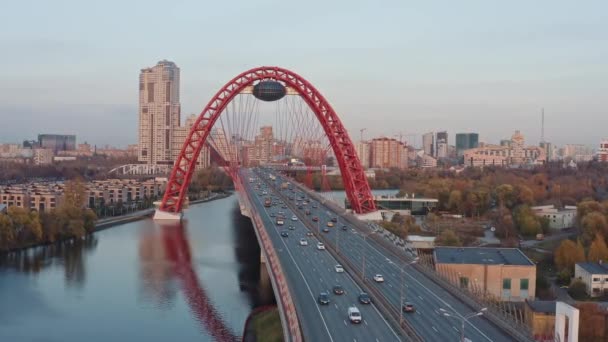 Luchtfoto van rode brug met stadsgezicht achtergrond in moskoe voorstedelijk gebied — Stockvideo