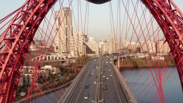 Vista aérea de una carretera de varios carriles bajo puente en la zona suburbana — Vídeos de Stock
