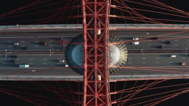 Nehirli büyük bir köprünün insansız hava aracı görüntüsü. Birçok araba çok şeritli yolda ilerliyor.