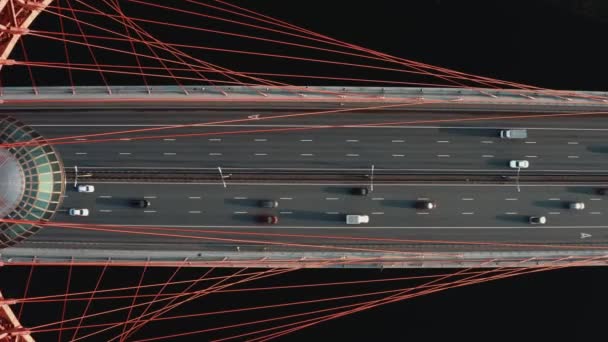 Nehirli büyük bir köprünün insansız hava aracı görüntüsü. Birçok araba çok şeritli yolda ilerliyor. — Stok video