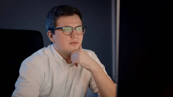 Uomo in occhiali da vista a casa ufficio che lavora di notte, indossa camicia bianca — Foto Stock