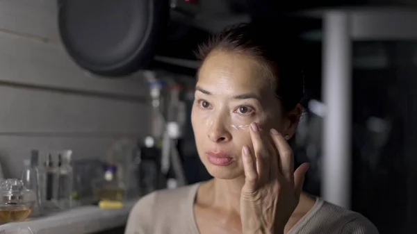 Asiática mujer adulta haciendo maquillaje, usando corrector retrato disparo — Foto de Stock
