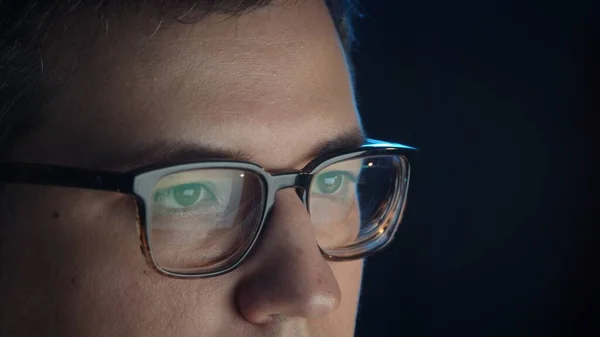 Closeup of man working late at night looking at the screen of the computer — Stock Photo, Image