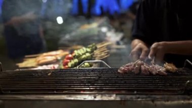 Izgarada küçük bir et parçasının el kamerası görüntüsü.