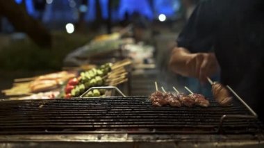 Izgarada küçük bir et parçasının el kamerası görüntüsü.