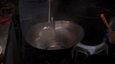 Kızartma tavasında birkaç karides, yumurtalı, en iyi görüntü.