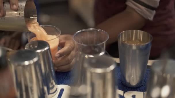 Metalden plastik cama bir kokteyl dökerken yakın çekim — Stok video