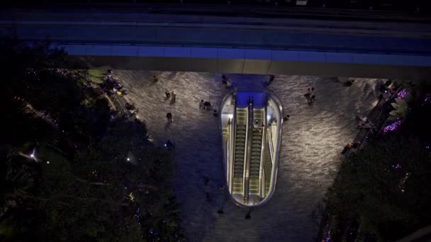 Top shot portátil de personas en escaleras mecánicas en el aeropuerto de Singapur por la noche — Vídeo de stock