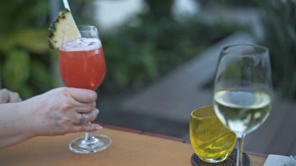 Gimbal shot de cocktails sur la table à l'extérieur au café — Video