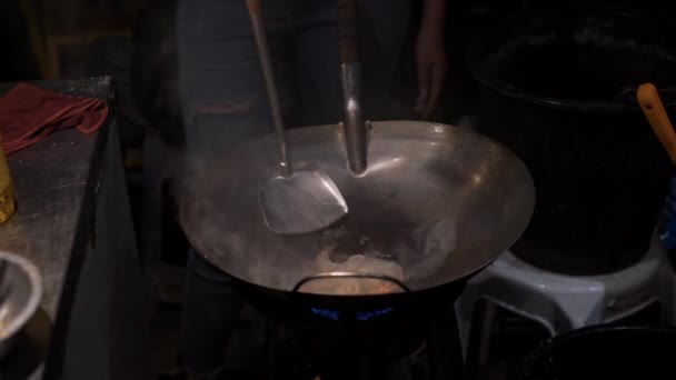Beberapa udang di penggorengan, foto bagus — Stok Video