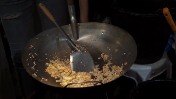 Cocinar removiendo el arroz con camarones y ponerlo en un plato — Vídeos de Stock