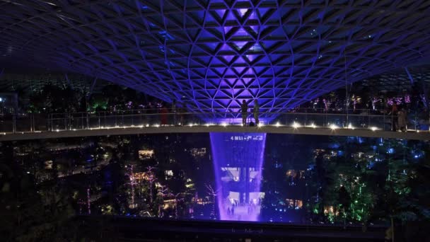 SINGAPORE, SINGAPORE CITY - 12 ΙΑΝΟΥΑΡΙΟΥ 2020: Rain Vortex στο αεροδρόμιο Jewel Changi στο αεροδρόμιο Changi της Σιγκαπούρης — Αρχείο Βίντεο