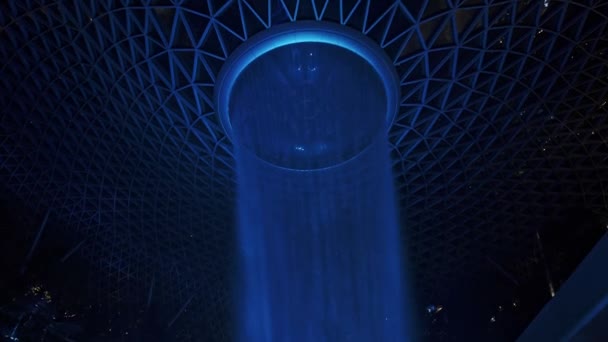 SINGAPUR, CIUDAD DE SINGAPUR - 12 DE ENERO DE 2020: Cascada de lluvia vórtice en el aeropuerto Jewel Changi en el aeropuerto de Changi en Singapur — Vídeos de Stock