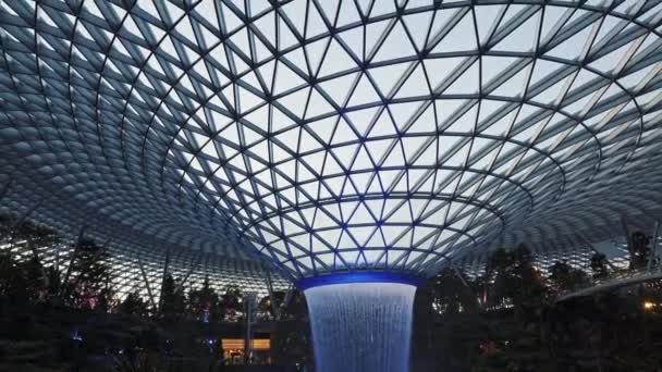 SINGAPORE, SINGAPORE CITY - JANUARY 12, 2020: Rain Vortex at Jewel Changi Airport at Changi Airport in Singapore — Stock Video