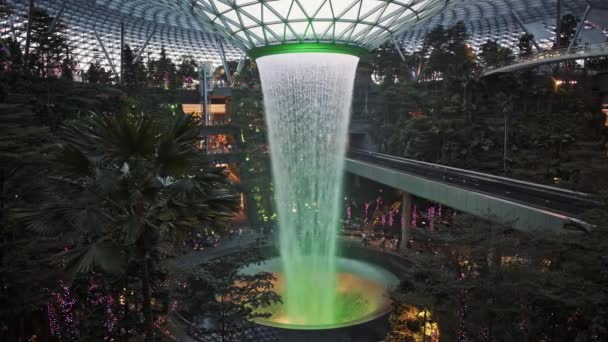 SINGAPUR, CIUDAD DE SINGAPUR - 12 DE ENERO DE 2020: Lluvia vórtice en el aeropuerto Jewel Changi en el aeropuerto de Changi en Singapur — Vídeos de Stock