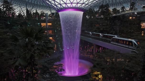 SINGAPORE, SINGAPORE CITY - JANUÁR 12, 2020: Esőörvény Jewel Changi repülőtéren a szingapúri Changi repülőtéren — Stock videók