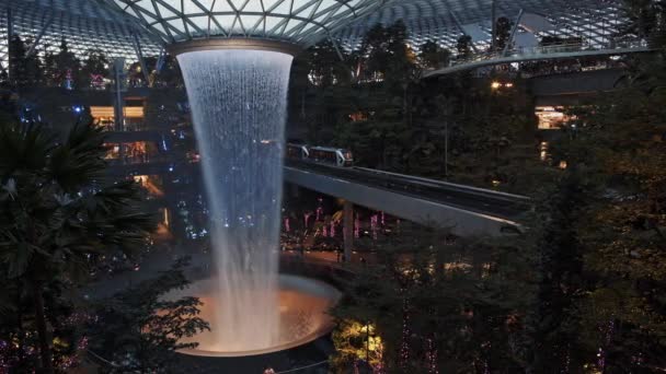 SINGAPUR, CIUDAD DE SINGAPUR - 12 DE ENERO DE 2020: Lluvia vórtice en el aeropuerto Jewel Changi en el aeropuerto de Changi en Singapur — Vídeos de Stock