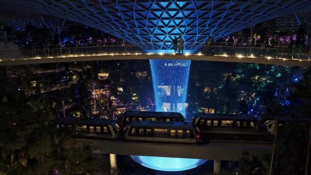 SINGAPUR, CIUDAD DE SINGAPUR - 12 DE ENERO DE 2020: Lluvia vórtice y trenes en el aeropuerto Jewel Changi en el aeropuerto de Changi en Singapur — Vídeos de Stock