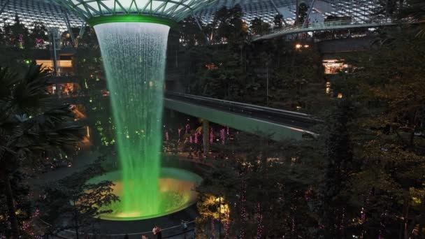 SINGAPORE, SINGAPORE ŞEHRİ - 12 HAZİRAN 2020: Singapur 'daki Changi Havalimanı Jewel Changi Havalimanı' na Yağmur Girdabı — Stok video