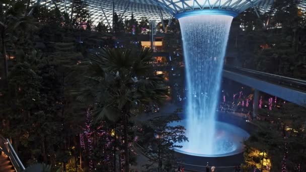 SINGAPUR, CIUDAD DE SINGAPUR - 12 DE ENERO DE 2020: Lluvia vórtice en el aeropuerto Jewel Changi en el aeropuerto de Changi en Singapur — Vídeos de Stock