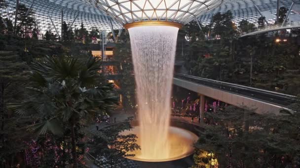 SINGAPUR, SINGAPUR-STADT - 12. JANUAR 2020: Regenwirbel am Jewel Changi Airport in Singapur — Stockvideo