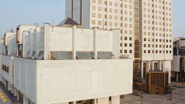 Tiro de avión no tripulado de edificio blanco alto en la ciudad, enorme academia universitaria de construcción — Vídeos de Stock