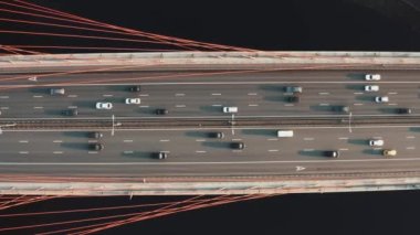 Nehirli büyük bir köprünün insansız hava aracı görüntüsü. Birçok araba çok şeritli yolda ilerliyor.