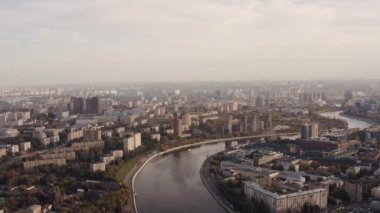 Nehir ve konut binaları olan büyük bir şehrin tepesinden insansız hava aracı vuruldu.