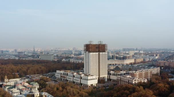 Drone tiro de cidade grande com edifícios e parque sob o céu azul — Vídeo de Stock