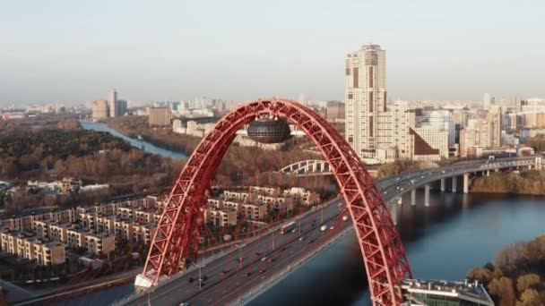 Luftaufnahme der roten Brücke mit Stadtbild-Hintergrund in der Vorstadt — Stockvideo