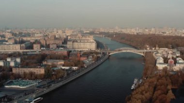 Nehir ve parklı konut binaları olan büyük bir şehrin insansız hava aracı görüntüleri.