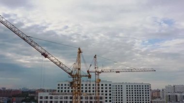 İnşaat halindeki konut kompleksi, vinçler dairesel çekim yapıyor