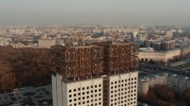 Yüksek bina ve çatının gözlem güvertesi ve üniversite akademisi ile drone çekimi