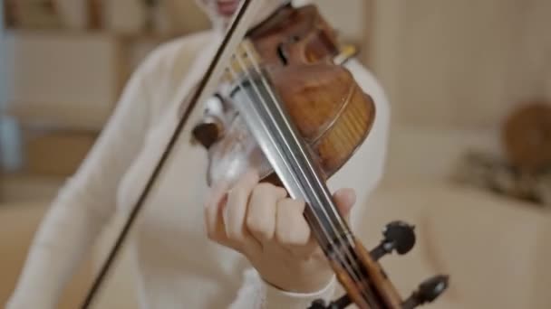 Női profi zenész játszik hegedű közelkép, minimalista otthoni belső — Stock videók