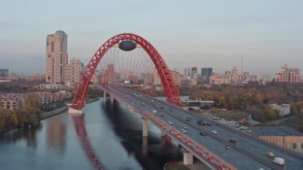 Vista aérea del puente rojo con fondo de paisaje urbano en el área suburbana de Moscú — Vídeos de Stock